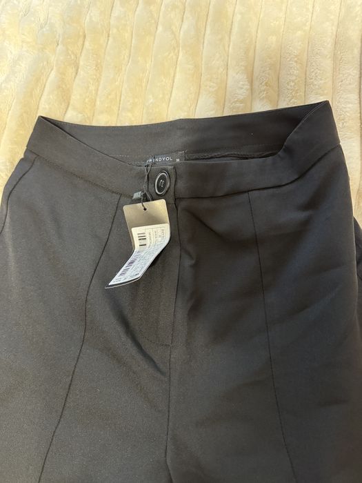 Черен клоширан панталон с испанска цепка на крака