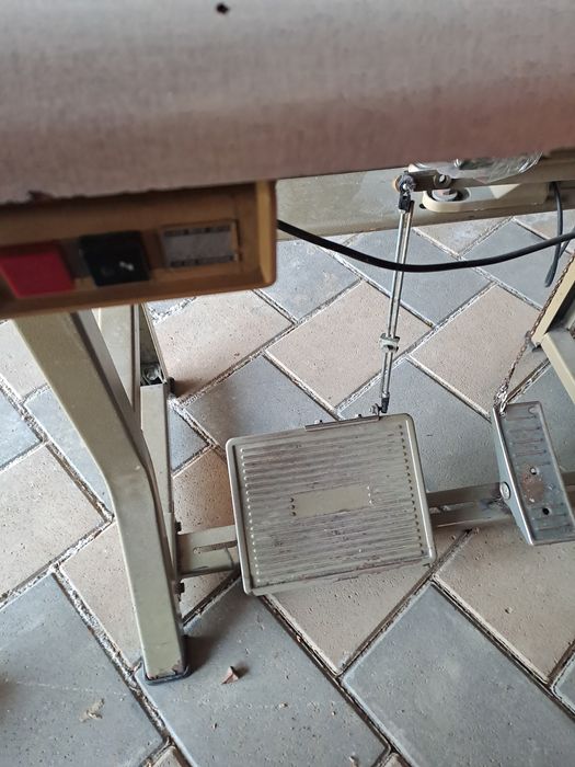 Masina de surfilat în 4 fire