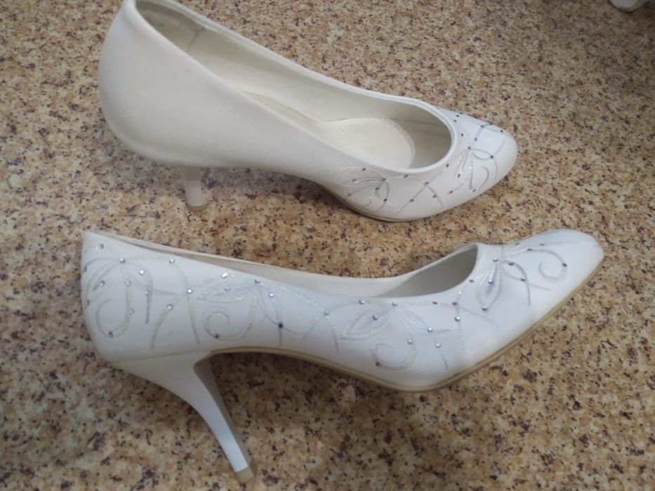 Продам туфли белые