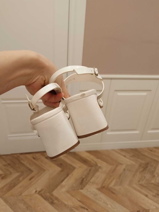 Босоножки Respect белые на каблуке