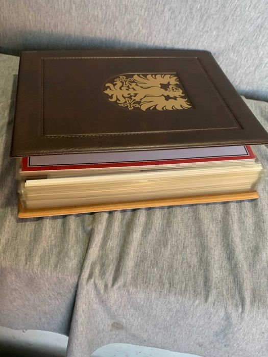 луксозен класьор, Първи ден колекция