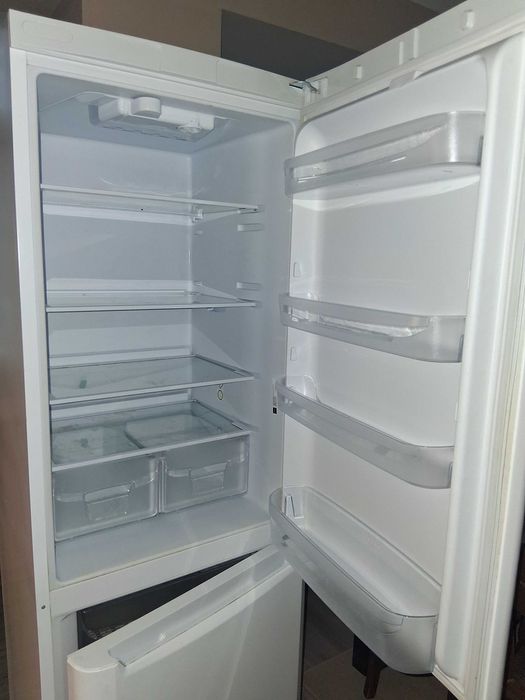 Хладилник с фризер Indesit за ползване,ремонт