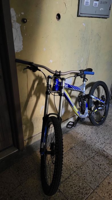 Продава се вилка RockShox boxxer 200mm