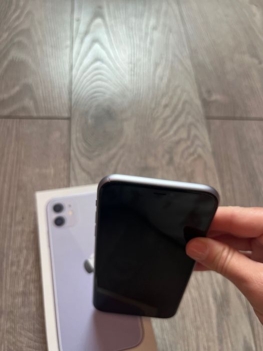 iPhone 11 + кутия + 27 кейса