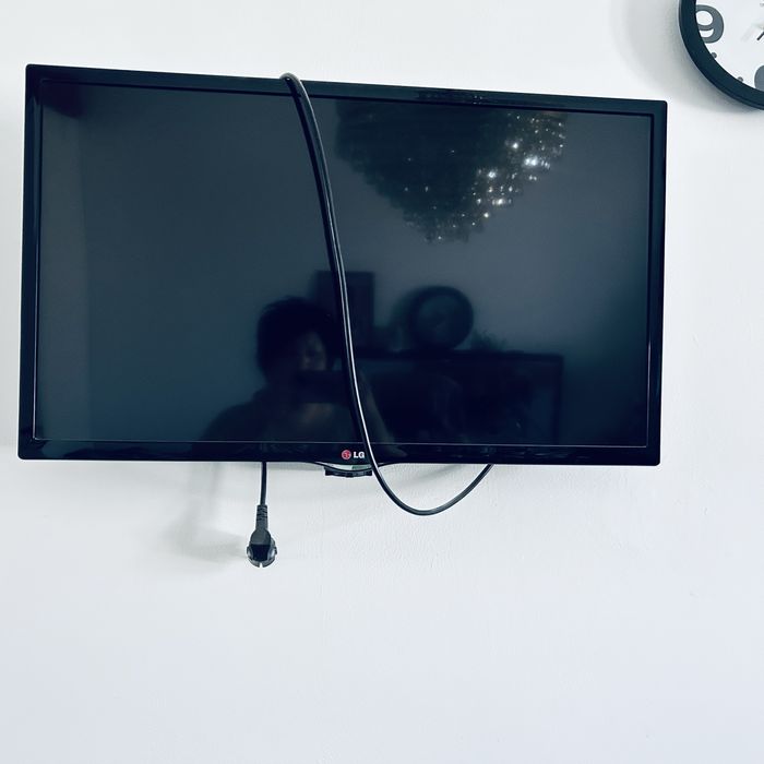 Телевизор, стол продажа