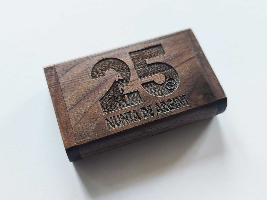 Stick de memorie/USB Flash Drive si cutie din lemn personalizata