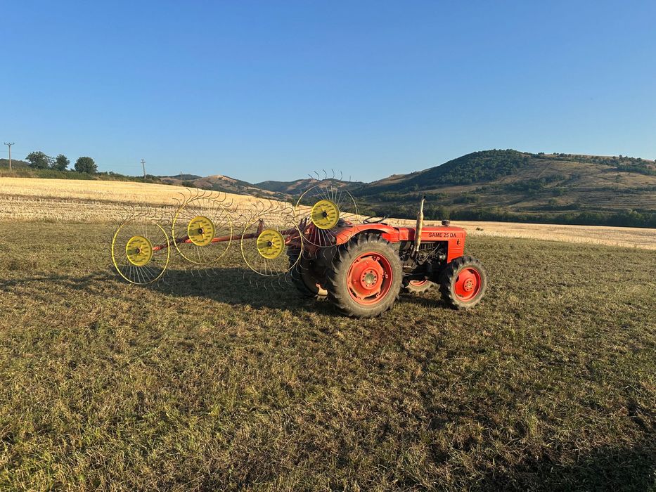 Vând tractor 4x4, în stare foarte bună de funcționare, împreună cu cositoare și greblă.