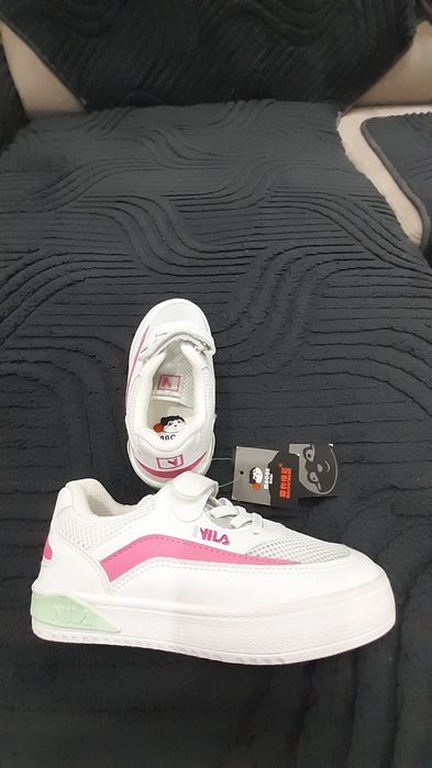 Продам кроссовки на девочек.