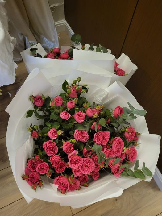 Гул. Букет цветы, спрей розы