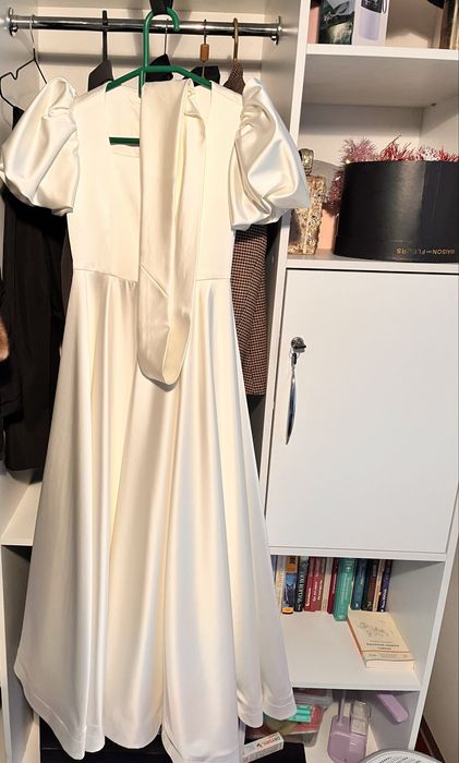 Белое атластное платье