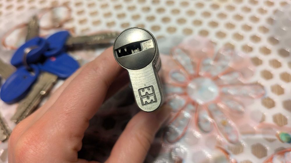 MOTTURA Champions Pro патрон за входна врата с 6 ключа и карта