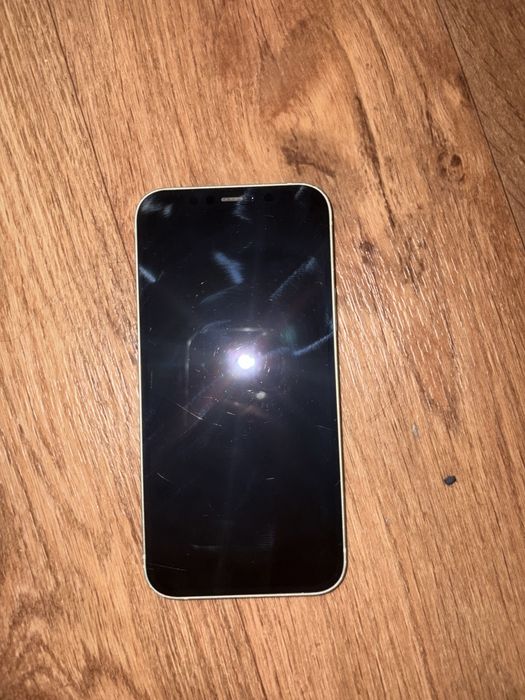 Телефон iPhone 12