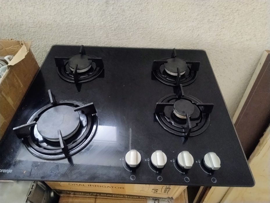 Cuptor electric Bosch și plita pe gaz