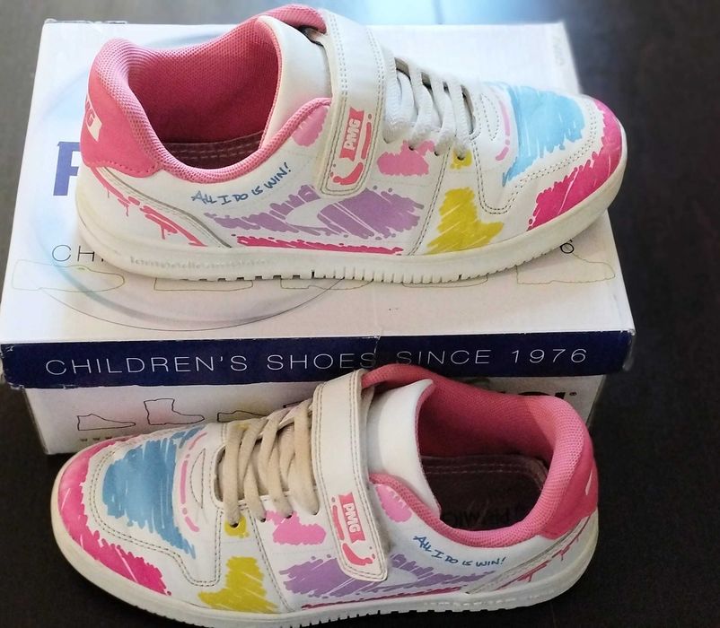 Спортни обувки за момиче!