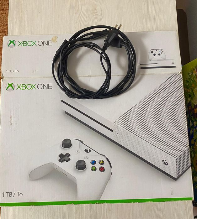 Xbox ONE S 1TB + o maneta
Minecraft