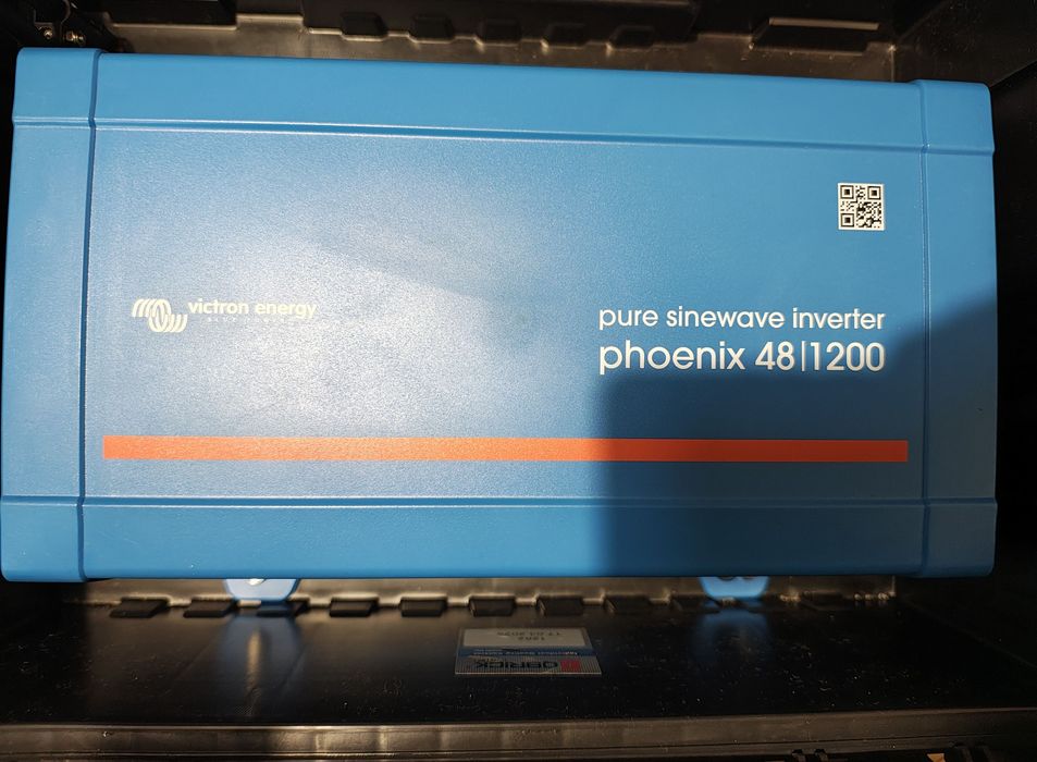 Продавам 48v Victron инвертор и  соларно зарядно