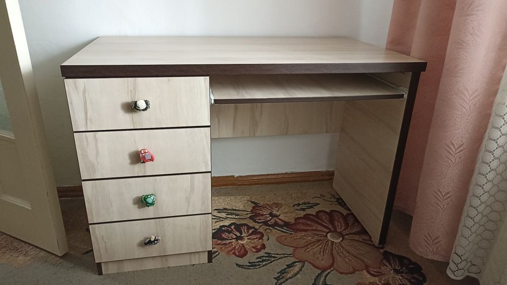 Стол детский в спальню