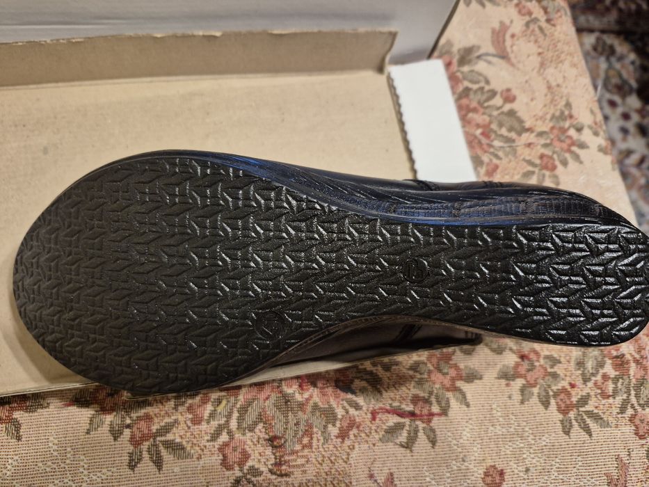 Нови черни обувки на платформа