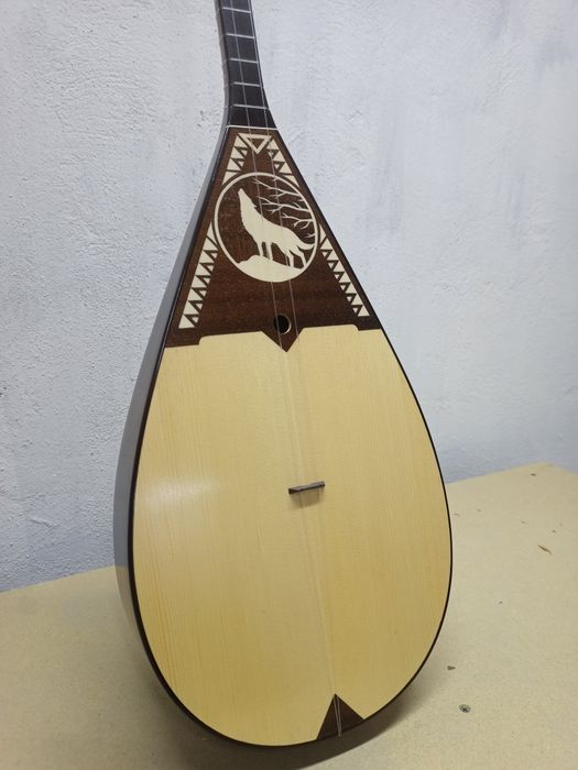 Шебердің қолынан шыққан кәсіби домбыра