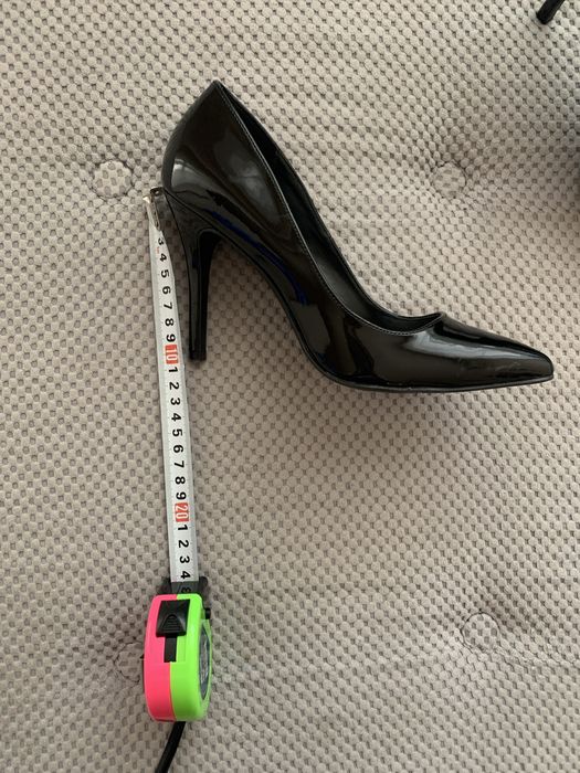 Черни лачени обувки с висок ток