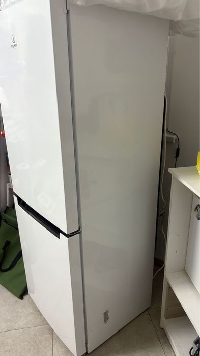 Холодильник Indesit двухкамерный