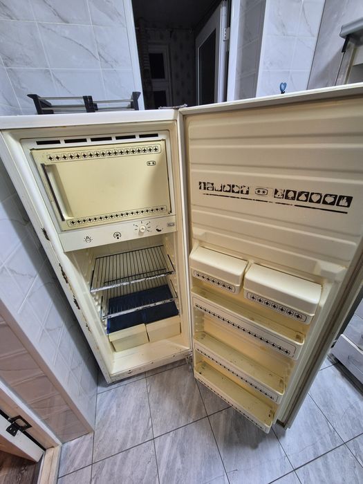 Холодильник б/у в рабочем состоянии. Компрессор новый.