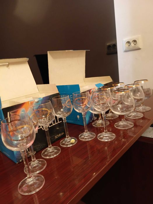 Продаются рюмки и бокалы.