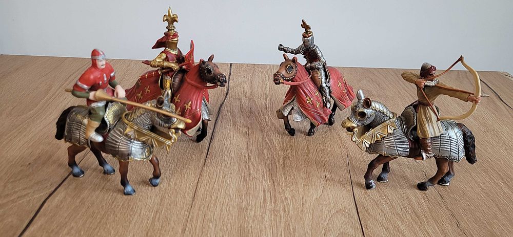 Lot figurine cavaleri medievali si cai Schleich
