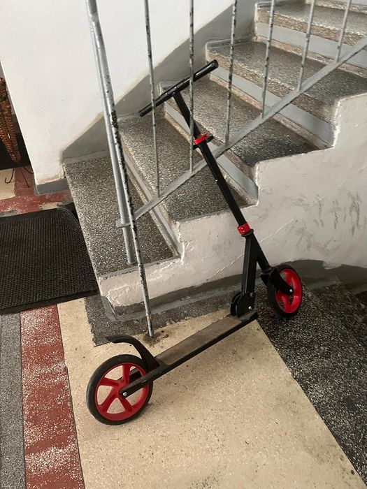 Vând trotineta in stare buna 
​Vând trotinetă de oraș, robuă și prtică