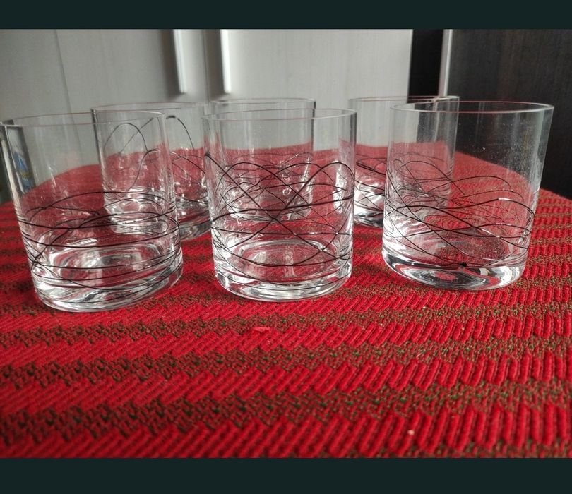 Set de pahare nou nouț în cutie.
Va rog vizualizati si celelalt