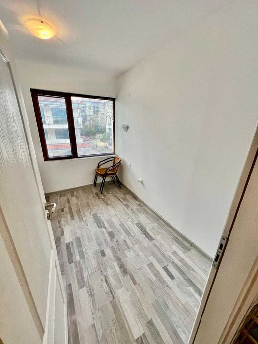 Тристаен апартамент в централната част, Първа линия, Ниска такса