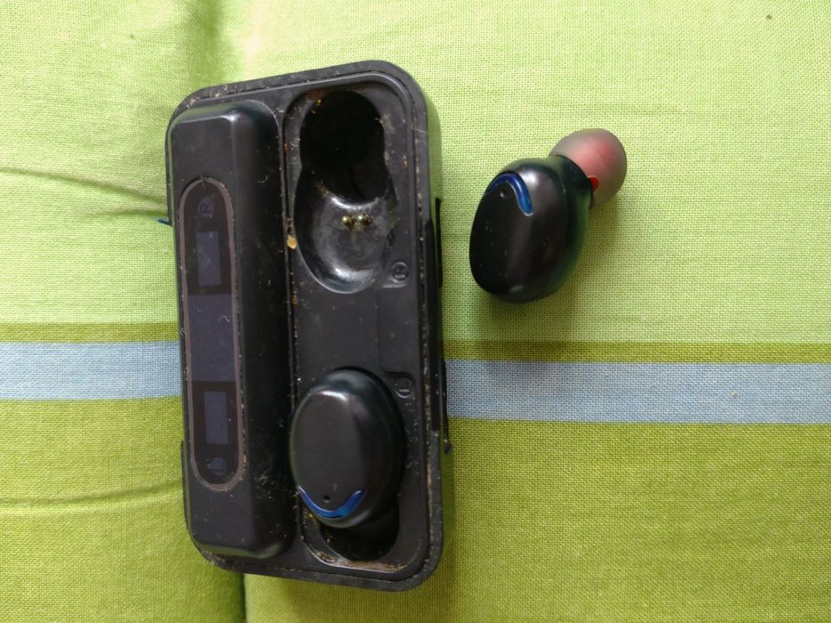 Căști bluetooth diferite mărci și modele