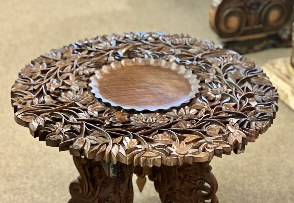 Măsuță din lemn masiv sculptată manual – piesă deosebită