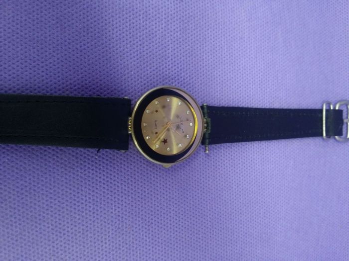 Продавам 3 броя кварцови часовника