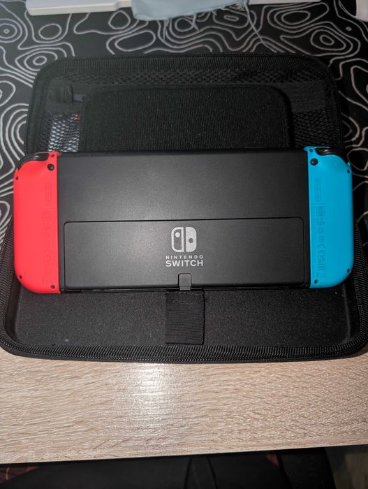 Nintendo Switch OLED + Pro Controller + Zelda + Hard Case
