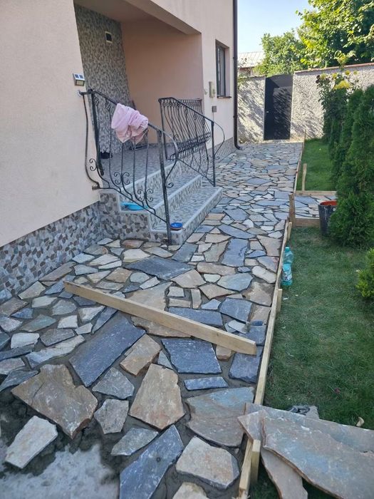 Vand piatra si montez naturala de munte rezistentă la trafic greu Asiguram transport si montaj în toată țara