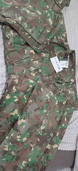 Tricouri combat, bocanci și costum intemperii.