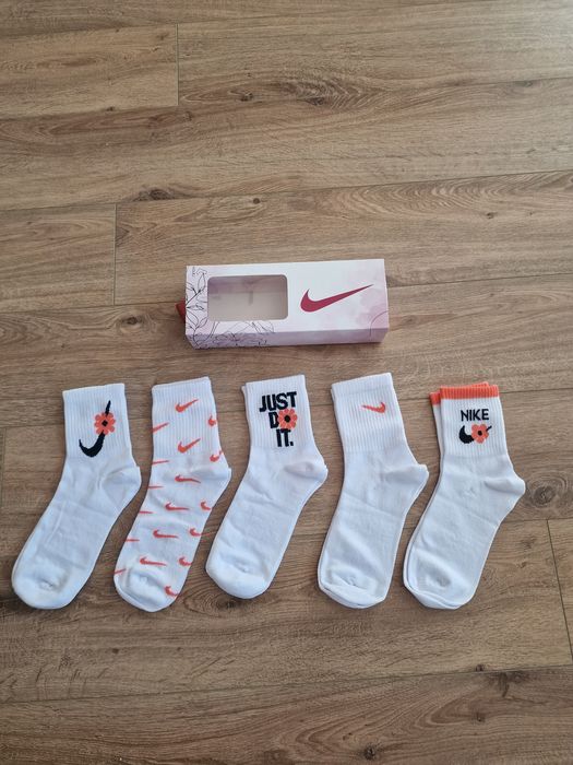 Дамски чорапи NIKE в кутия страхотни един размер