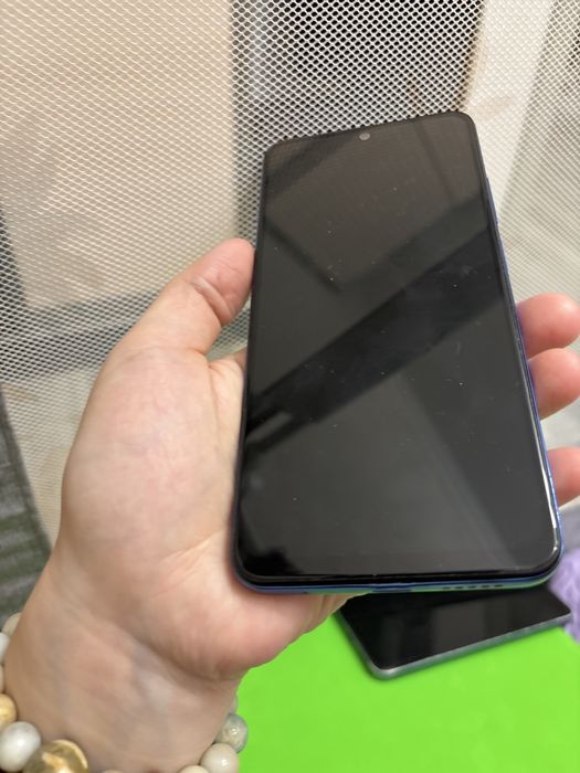 Samsung Galaxy S22+ и Xiaomi Redmi