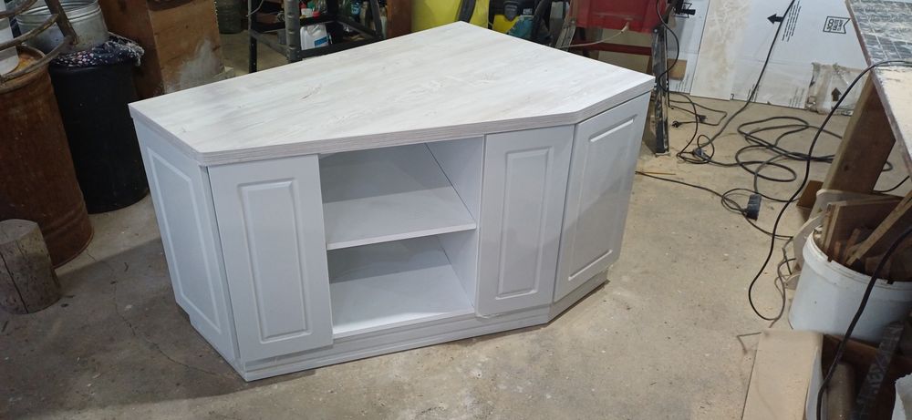 Чисто нов ъглов шкаф