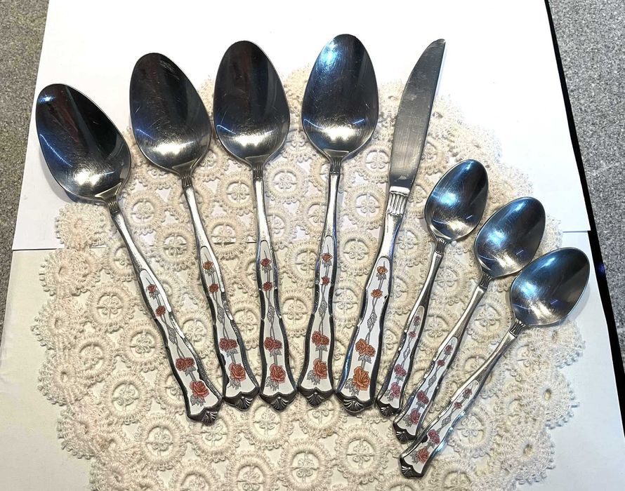 Красиви прибори MONOGRAM от Англия с рози и керамични дръжки