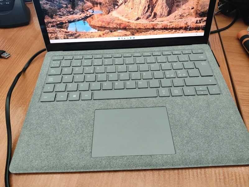 Vând un laptop Microsoft Surface