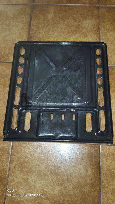 Particular ofer la vânzare carcasă inferioară  de cuptor aragaz.