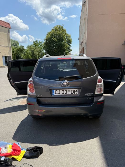 Mașina Toyota corola verso