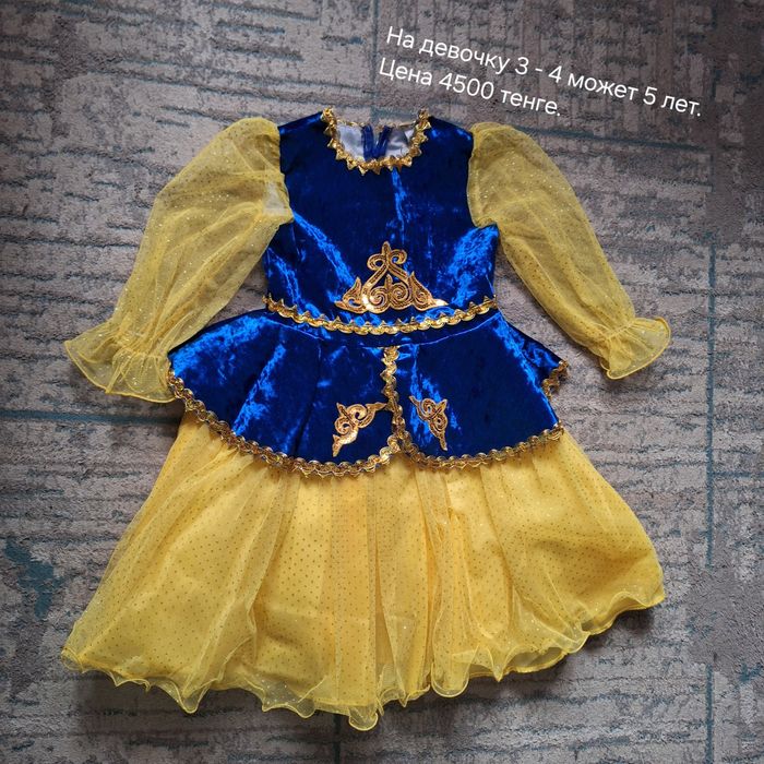 На девочку нарядные платья.