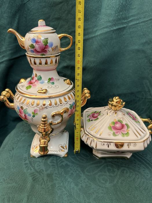 Порцеланов самовар и захарница Гжел