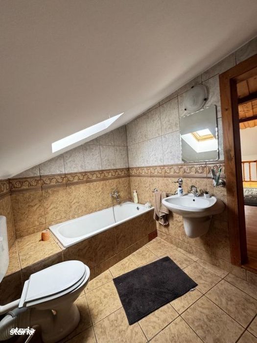 Casa spatioasa cu mansarda  zona Titulescu
