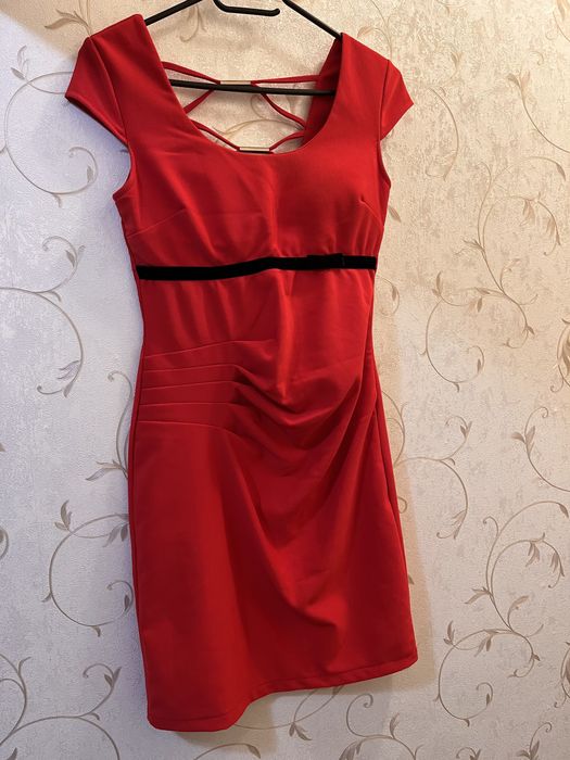 Червена къса рокля