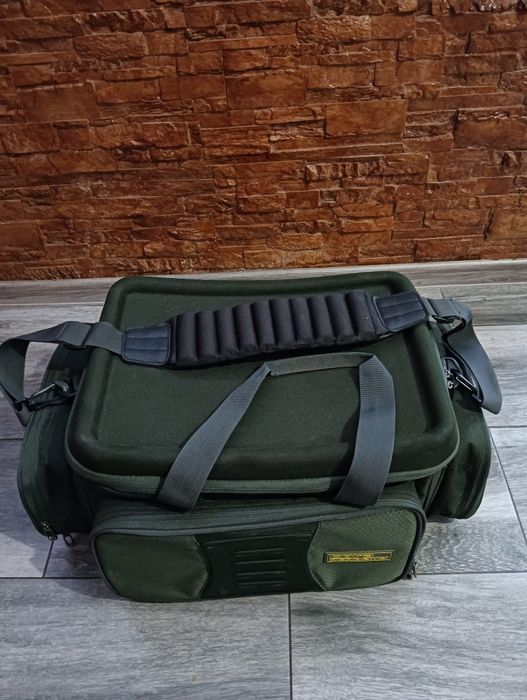 Vând Geanta Carp Academy