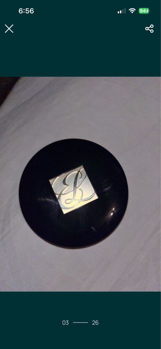 Пудра за лице на Estee Lauder и сенки за очи на Guerlain